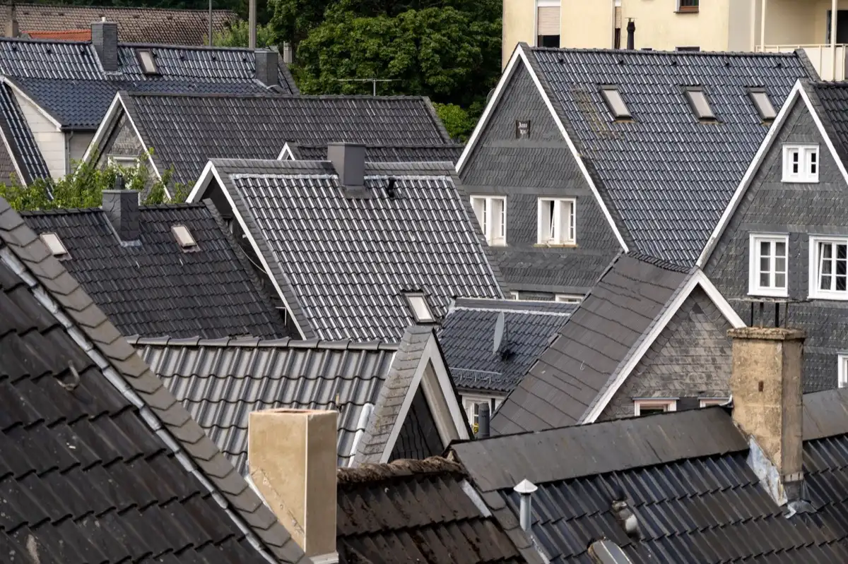 Steep roof eaves and gutter lines on houses in New Braunfels, TX